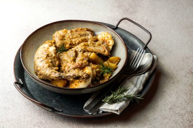 Conejo en salmorejo al estilo canario, Kanarya salamurasında kızarmış tavşan, İspanyol ve Kanarya Adaları yemekleri