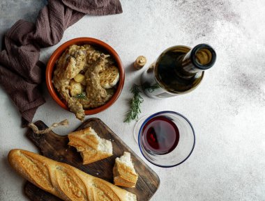 Conejo en salmorejo al estilo canario, Kanarya salamurasında kızarmış tavşan, İspanyol ve Kanarya Adaları yemekleri