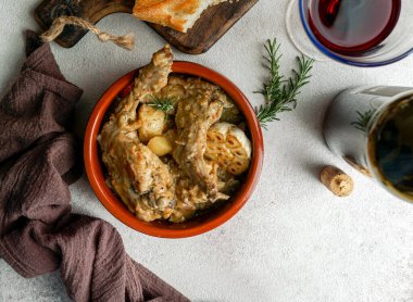 Conejo en salmorejo al estilo canario, Kanarya salamurasında kızarmış tavşan, İspanyol ve Kanarya Adaları yemekleri