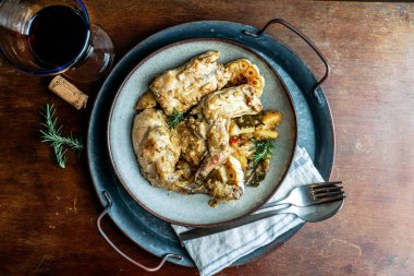 Conejo en salmorejo al estilo canario, Kanarya salamurasında kızarmış tavşan, İspanyol ve Kanarya Adaları yemekleri