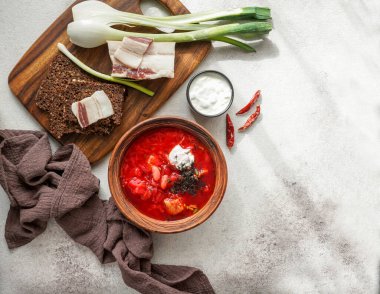 Rus ve İran yemekleri, kırmızı pancar çorbası, borç, üst manzara, yeşil taze soğan lardonu, domuz eti.