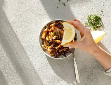 Limonlu kızarmış ahtapot parçaları, pulpo frito, sert güneş ışığı.