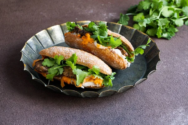 Banh Mi Sandviç, tipik Vietnam sandviçi, kişniş yaprağı, börek, et, salatalık, havuç turşusu ve muz yaprağında turşu.