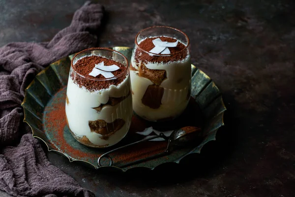 Tiramisu Dessert Gläsern Auf Dunklem Betongrund — Stockfoto