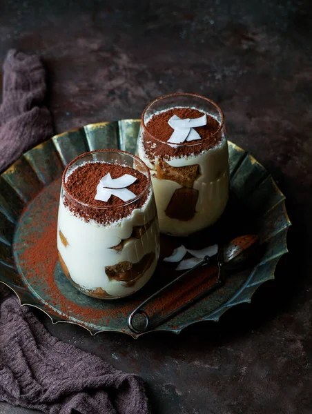 Tiramisu Dessert Gläsern Auf Dunklem Betongrund — Stockfoto