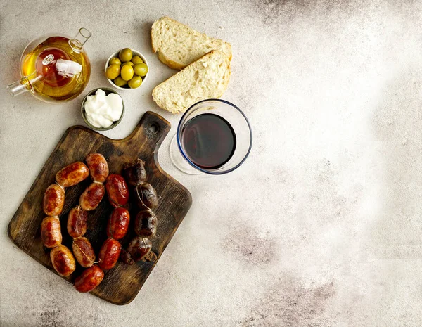 Roasted Spanish Sausages Cutting Board Butifarra Blanca Chorizo Morcilla Cebolla — Stock Photo, Image