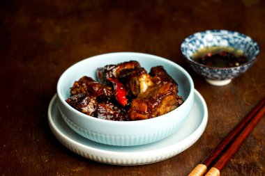 aian yemeği, karamelize domuz pirzolası, koyu ahşap arka plan, Çin yemeği.