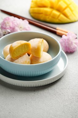 Mangolu mochi dondurma, geleneksel japon yükselen tatlıları.