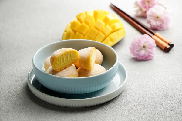 Mangolu mochi dondurma, geleneksel japon yükselen tatlıları.