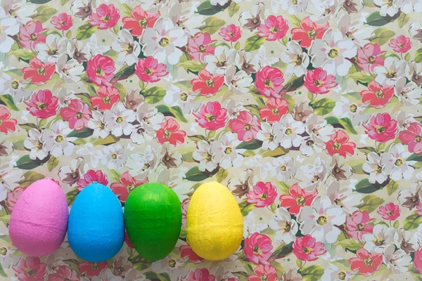 Œufs de Pâques faits à la main placés sur fond de fleurs de printemps — Photo