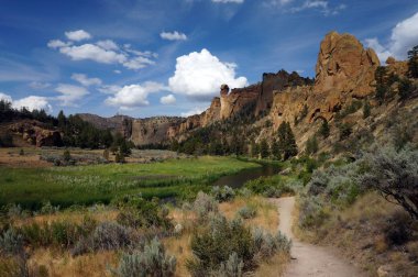Gür nehir banka ve blöf Smith Rock State Park