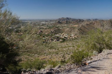 Dağ izi Phoenix Arizona dışında görünümünden