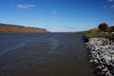 Yonker New York New Jersey Palisades karşı kıyısında ile Hudson Nehri aşağı bakıyor.