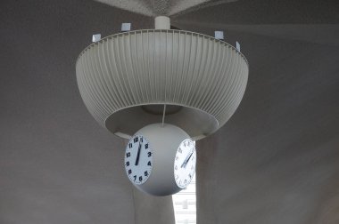 Vintage saat tavandan asılı