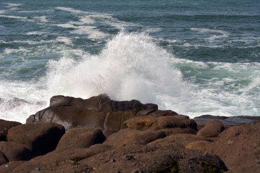 Köpüklü Dalga geçer ve kıyı buzlu gürültüyle çarpmak.