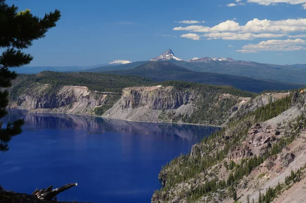 Lago del cráter con el monte Washington en la distancia —  Fotos de Stock