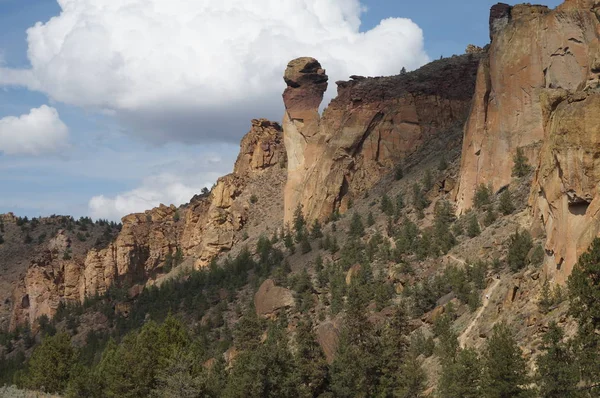 Monkey Face på Smith Rock — Stockfoto