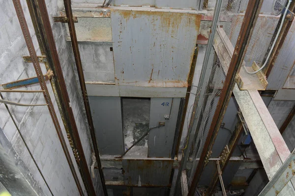 Poros lift di Bangunan Terbengkalai — Stok Foto
