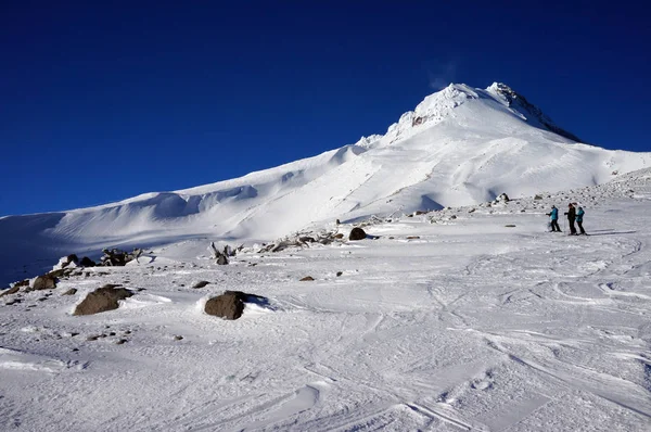 Haut du mont Hood avec les skieurs — Photo