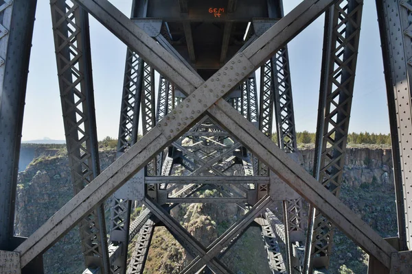 Przekraczania Dźwigarów Pod Pokładem Most Crooked Rzeki Mostem Kolejowym Peter — Zdjęcie stockowe