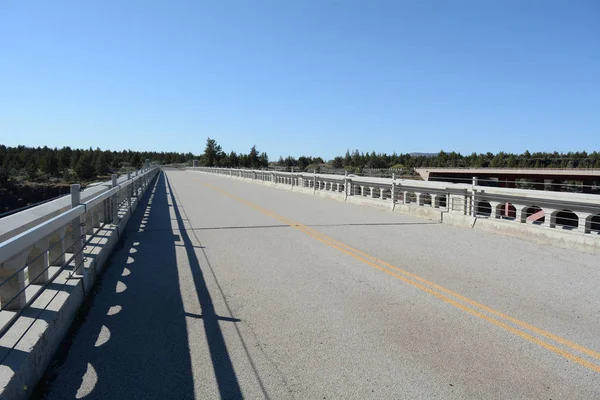 Cubierta del puente alto del río torcido — Foto de Stock