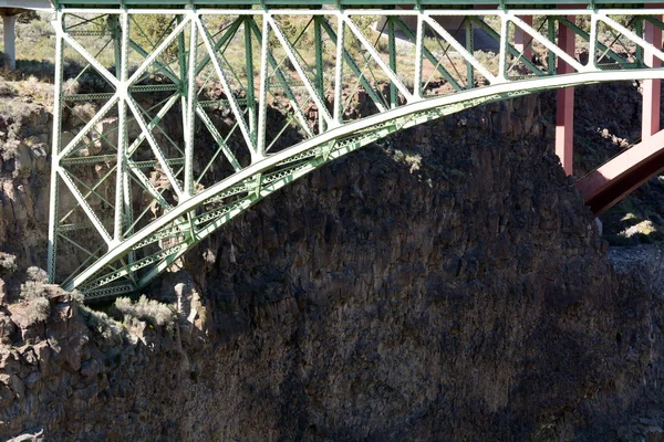 Schiefe Fluss-Hochbrücke — Stockfoto