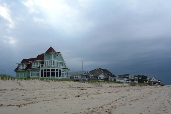 Casas de playa a lo largo de la costa de Delaware con tormenta acercándose a la distancia — Foto de Stock