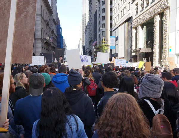 Protesta contra Trump en la ciudad de Nueva York el 12 de noviembre de 2016 — Foto de Stock