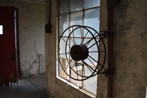 Vintage tűzoltó tömlő kerék egy régi elhagyatott épületben — Stock Fotó
