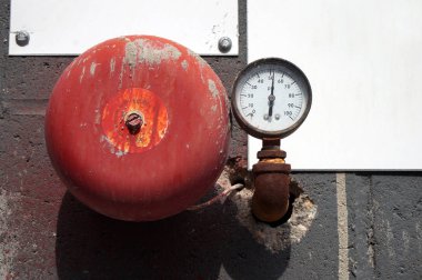 Alarm ve yangın yağmurlama sistemi için basınç göstergesi.