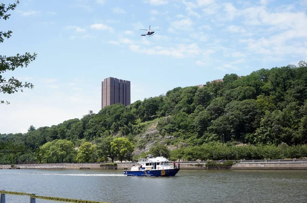 Barco Polícia Nova York Helicóptero Pesquisar Harlem River Perto Ponte — Fotografia de Stock
