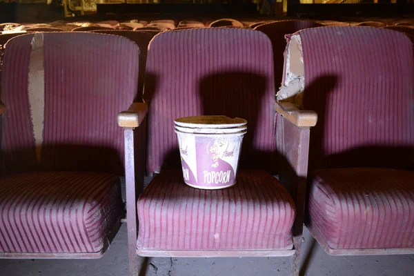 Wiadro Popcornu Vintage Siedzibie Opuszczone Kino — Zdjęcie stockowe