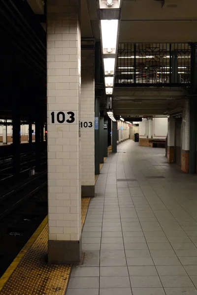 Estação de metrô plataforma — Fotografia de Stock