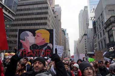 Donald Trump ve Vladimir Putin 21 Ocak 2017 üzerinde kadın Mart protesto New York'ta tabelaya dışarı verme
