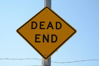 Çıkmaz sokak işareti dikenli tel üzerinde