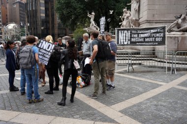 Trump anti ana yürümek Columbus Circle New York, Ny hazırlanmasında protestocular 