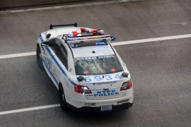 Nypd polis arabası FDR Drive Cumhurbaşkanı Donald Trump'ın konvoyu New York, NY varışta 16 Ağustos 2017 için engelleme