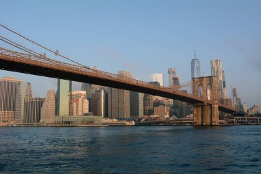 Arka planda Downtown Manhattan ile sabahın erken saatlerinde Brooklyn Köprüsü