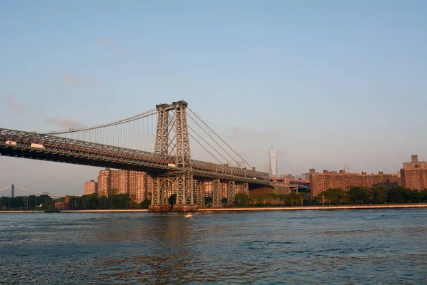 日の出でニューヨーク市のウィリアムズバーグ橋主塔 — ストック写真