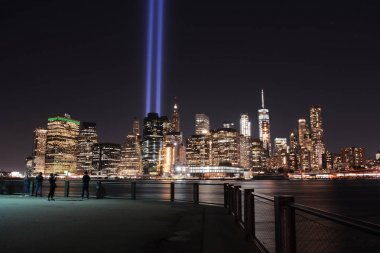 9/11 Anıtı ışıklar şehir merkezindeki Manhattan, Eylül 2017