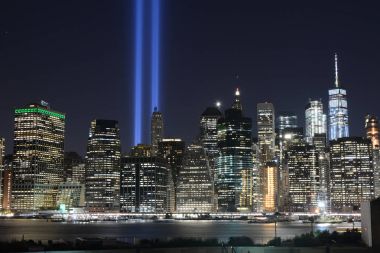 9/11 Anıtı ışıklar şehir merkezindeki Manhattan, Eylül 2017