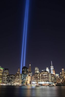 9/11 Anıtı ışıklar şehir merkezindeki Manhattan, Eylül 2017