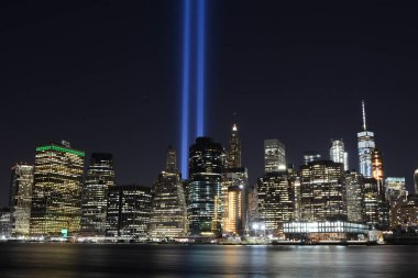 9/11 Anıtı ışıklar şehir merkezindeki Manhattan, Eylül 2017