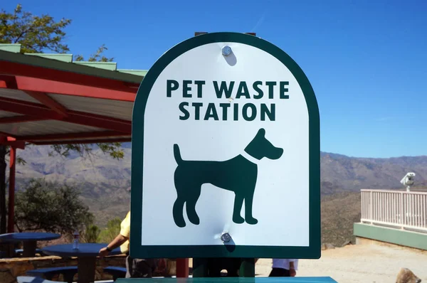Evde beslenen hayvan atık istasyonu işareti — Stok fotoğraf