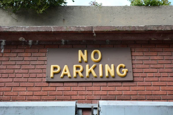 Nenhum sinal de estacionamento acima da garagem — Fotografia de Stock