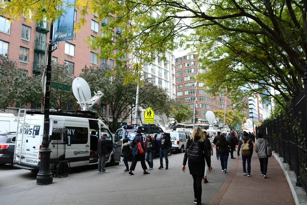 Menschen und Nachrichtenwagen auf der Greenwich Street in der Chambers Street in der Innenstadt von Manhattan am Tag nach einem Terroranschlag - 1. November 2017 — Stockfoto