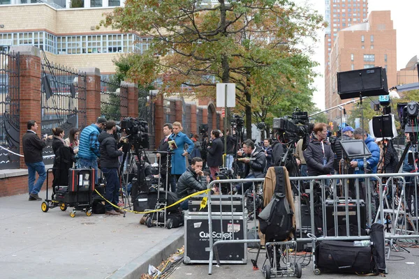 Nachrichtenteams auf der Chambers Street in der Nähe der Greenwich Street in der Innenstadt von Manhattan am Tag nach einem Terroranschlag - 1. November 2017 — Stockfoto
