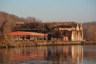 Kırsal bölgede terk edilmiş pas kemer fabrika