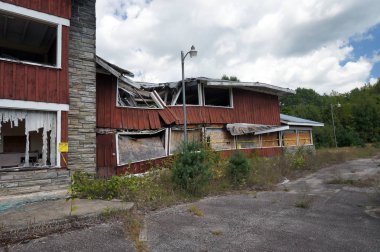 Çöken ahşap çerçeve yapılar terk