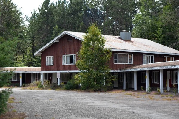 Abandoned Decaying Wood Frame Motel — Stock Photo, Image